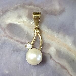 Elegant Gold and Pearl Pendant